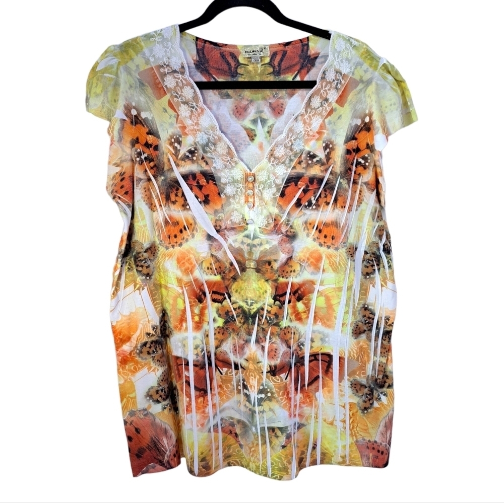 One world | Butterfly print t shirt with v neck lace trim